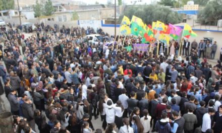 Li Mexmûrê tecrîda li ser Ocalan hate protestokirin