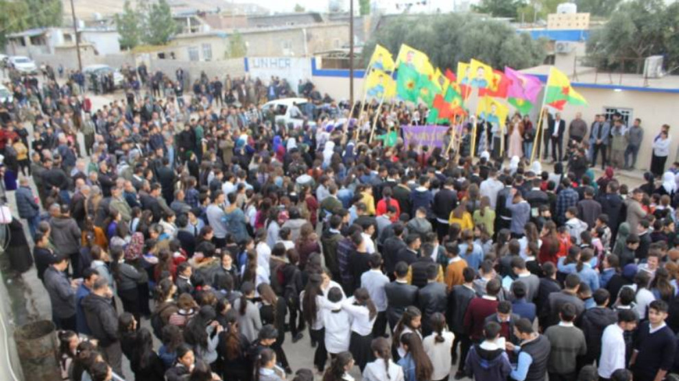 Li Mexmûrê tecrîda li ser Ocalan hate protestokirin