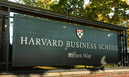 Zanîngeha Harvardê dixwaza rabirdûya xwe ya koletî paqij bike