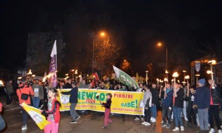 Şevê din linavçeya Semsûrê Kolikê, bi pêşengiya DEM; Partiyê, meşa meşaleyî ya Newrozê hate pêkanîn.