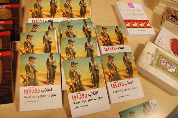 Pirtûka ‘Şoreşa Rojava’ kete ber destê xwendekarên Îranî