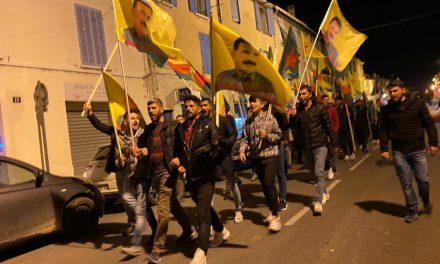 Ciwanên Kurd li Marîgnane ji bo Ocalan meşiyan